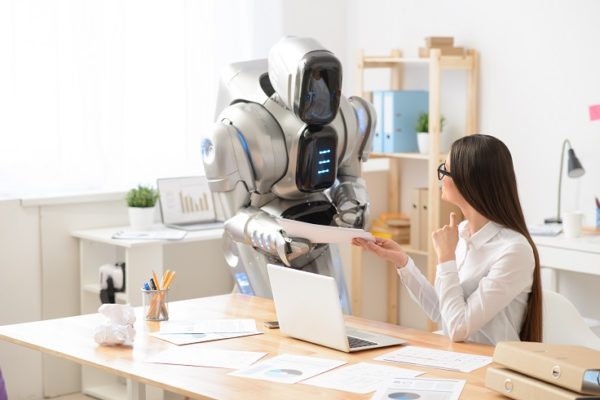 Conseiller et chatbot : les meilleurs alliés d’une relation client d’excellence